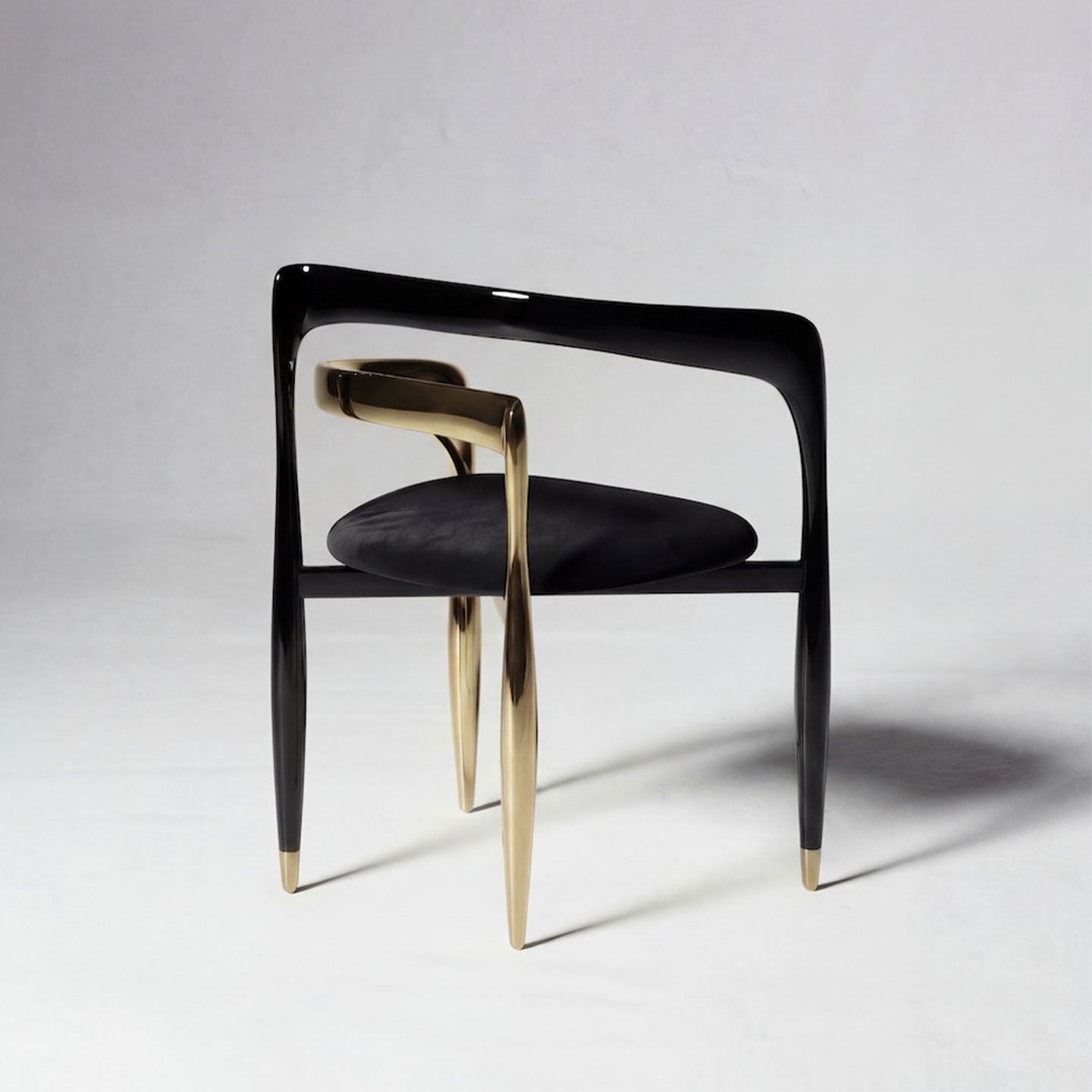 Luxury Two-tone Black Gold Metal Frame Velvet Upholstered Curved Dining Chair
