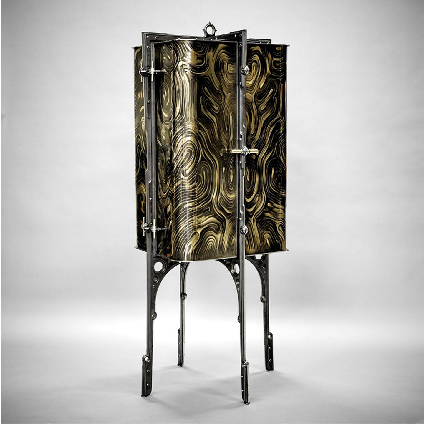 Cabinet - Bar, structure en acier noir, marqueterie de laiton patiné