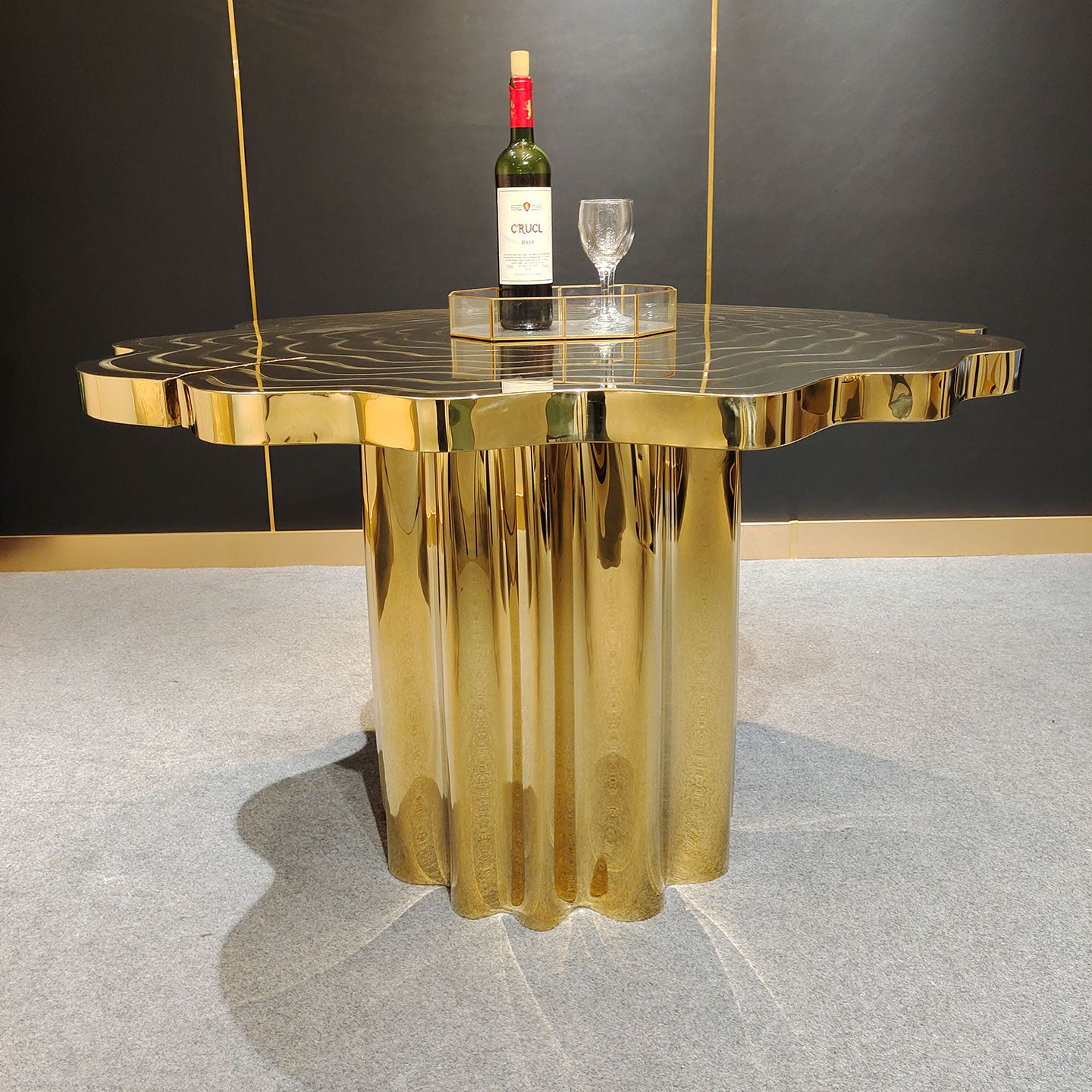 Round dining table