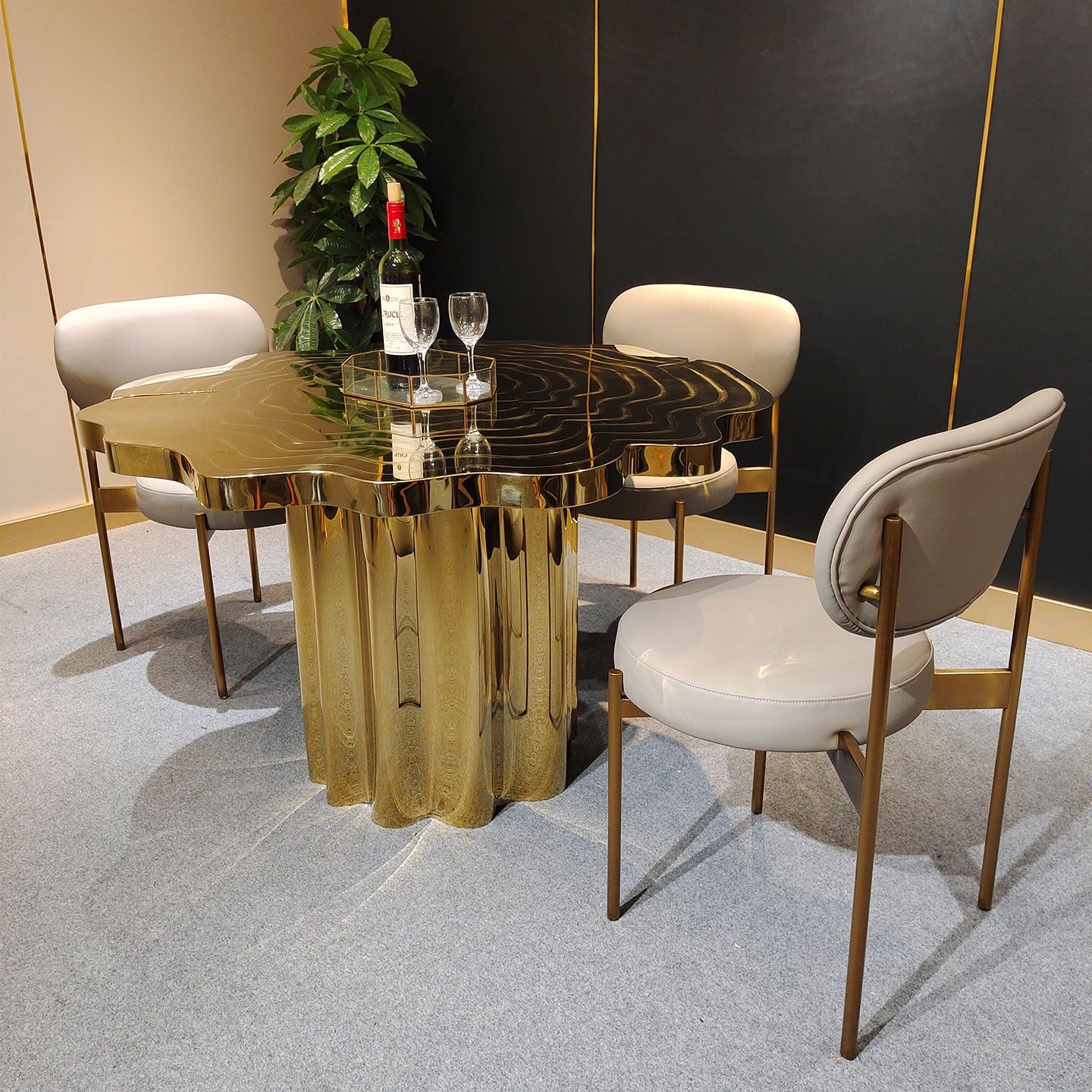 Round dining table