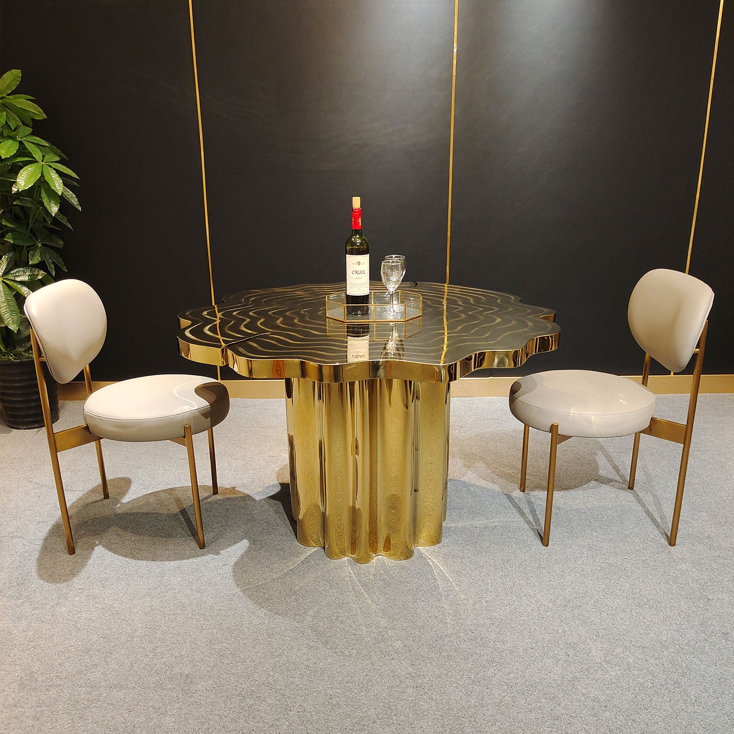 Round dining table